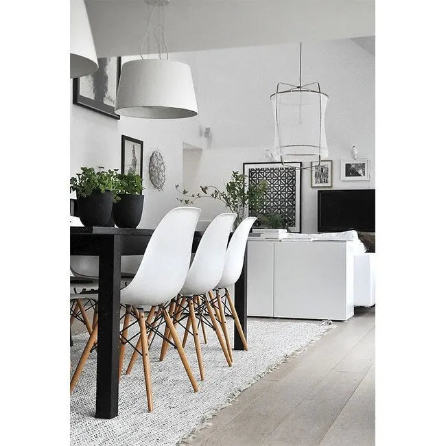 Set di 2 sedie da pranzo moderne di metà secolo senza braccioli con seduta in plastica e gambe in legno naturale tipo Eiffel, rosse