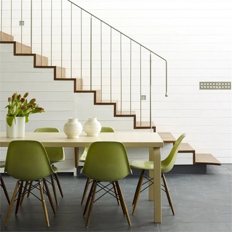 Set di 2 sedie da pranzo moderne di metà secolo senza braccioli con seduta in plastica e gambe in legno naturale tipo Eiffel, rosse