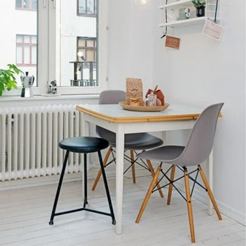 Set di 2 sedie da pranzo moderne di metà secolo senza braccioli con seduta in plastica e gambe in legno naturale tipo Eiffel, rosse