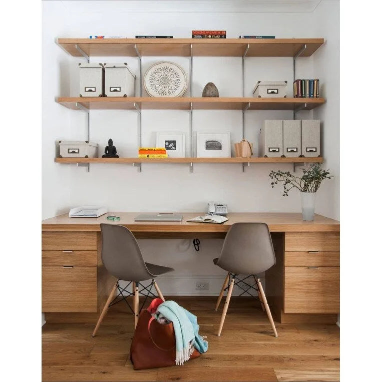 Set di 2 sedie da pranzo moderne di metà secolo senza braccioli con seduta in plastica e gambe in legno naturale tipo Eiffel, rosse