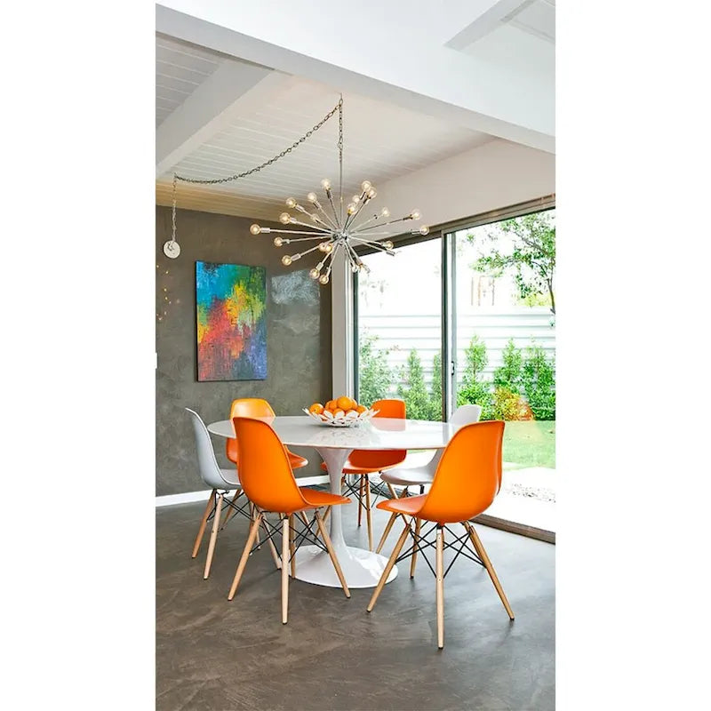 Set di 2 sedie da pranzo moderne di metà secolo senza braccioli con seduta in plastica e gambe in legno naturale tipo Eiffel, rosse