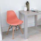 Set di 2 sedie da pranzo moderne di metà secolo senza braccioli con seduta in plastica e gambe in legno naturale tipo Eiffel, rosse