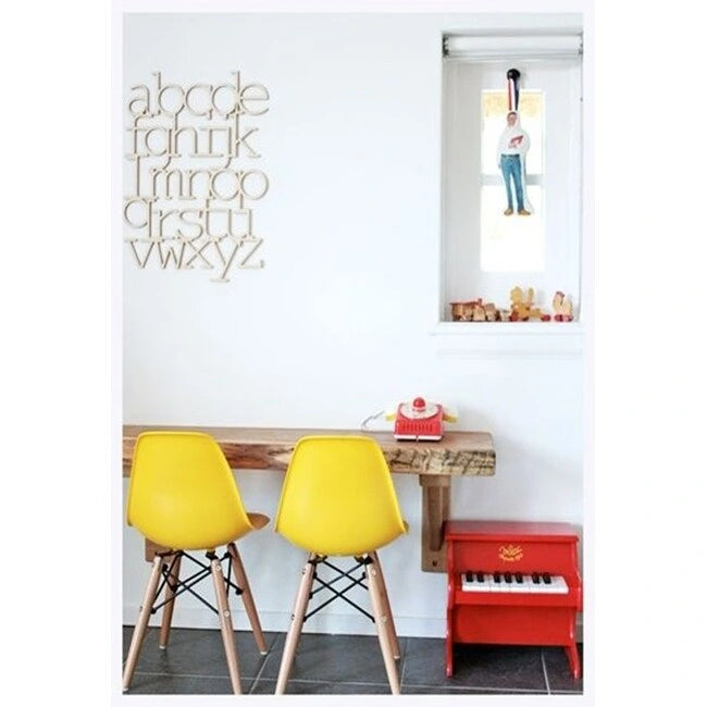 Set di 2 sedie da pranzo moderne di metà secolo senza braccioli con seduta in plastica e gambe in legno naturale tipo Eiffel, rosse
